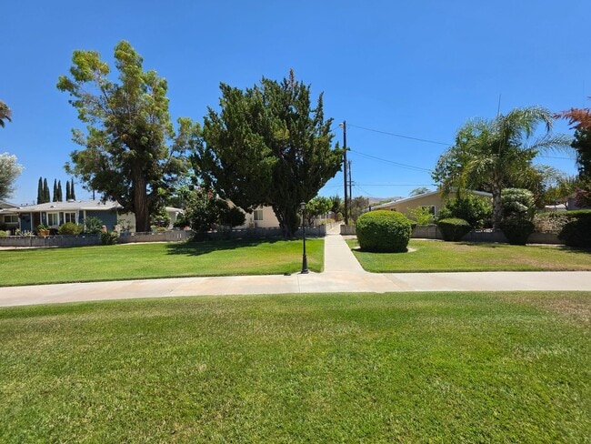 Building Photo - 55+ Community Two Bedrooms One Bath