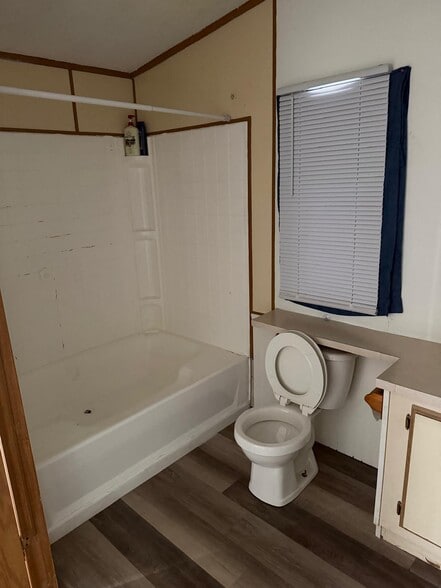 Building Photo - 905 W 37th Ave