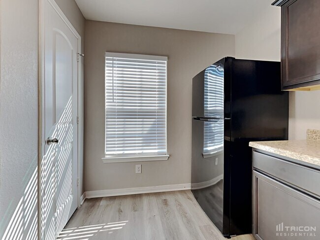 Building Photo - 6215 Baywood Cres