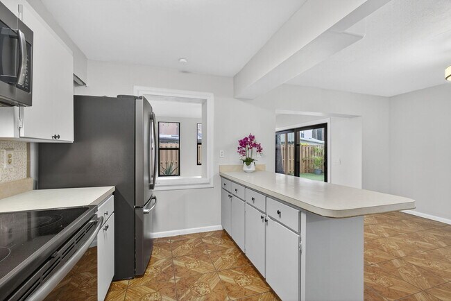 Building Photo - 323 Sandtree Dr