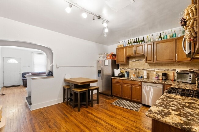 Building Photo - Renovated Home - South Side Flats