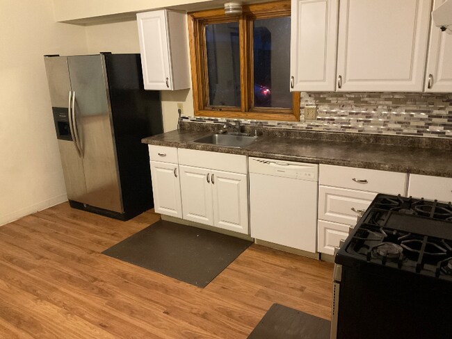 Building Photo - 538 Van Buren Ave