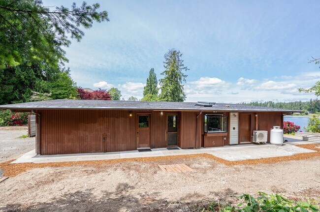 Building Photo - 3-Bed Waterfront Home in Vaughn