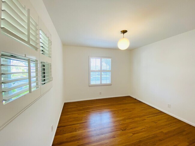 Building Photo - Delightful 3 bedroom 2½ Bathroom Single Family Home In North Hollywood Landscaped Yard