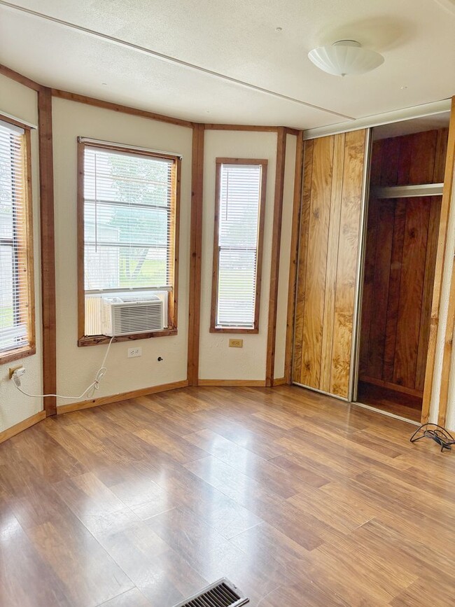 Building Photo - 710 Robindale West Rd