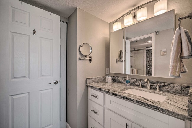 Building Photo - 6105 Sea Ranch Dr