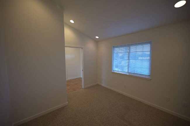 Building Photo - Modern & comfortable home in a country setting on 1 acre in Sequim