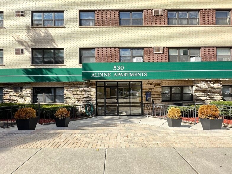 Primary Photo - 533 W Aldine Av
