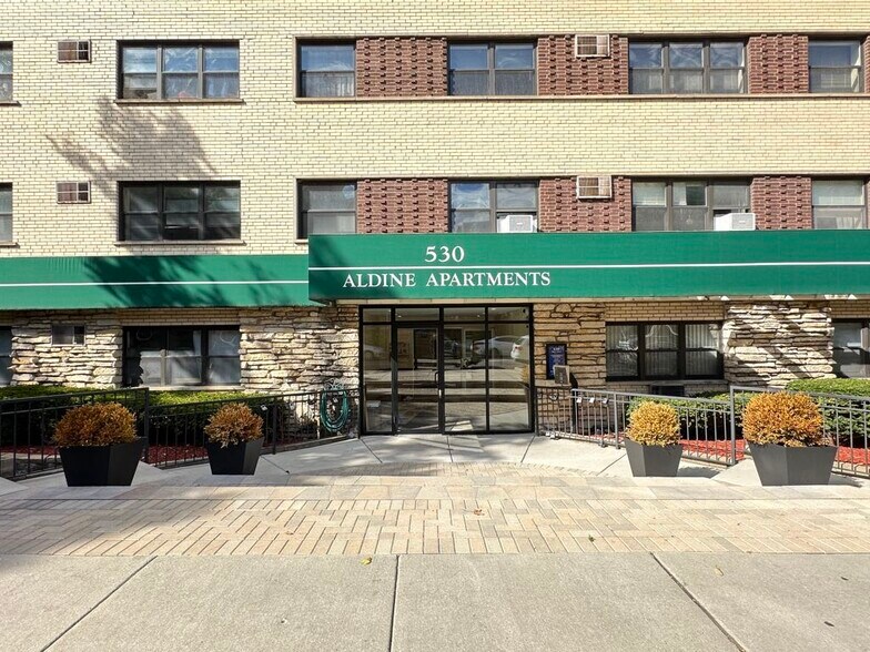 Primary Photo - 535 W Aldine Ave