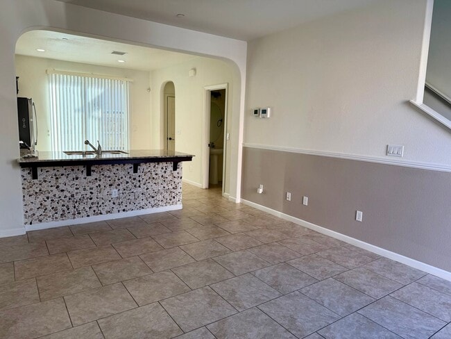 Building Photo - Beautiful 3/2.5 near Clovis East