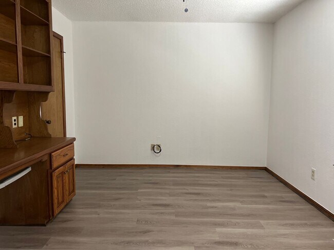 Building Photo - Spacious 3 Bedroom