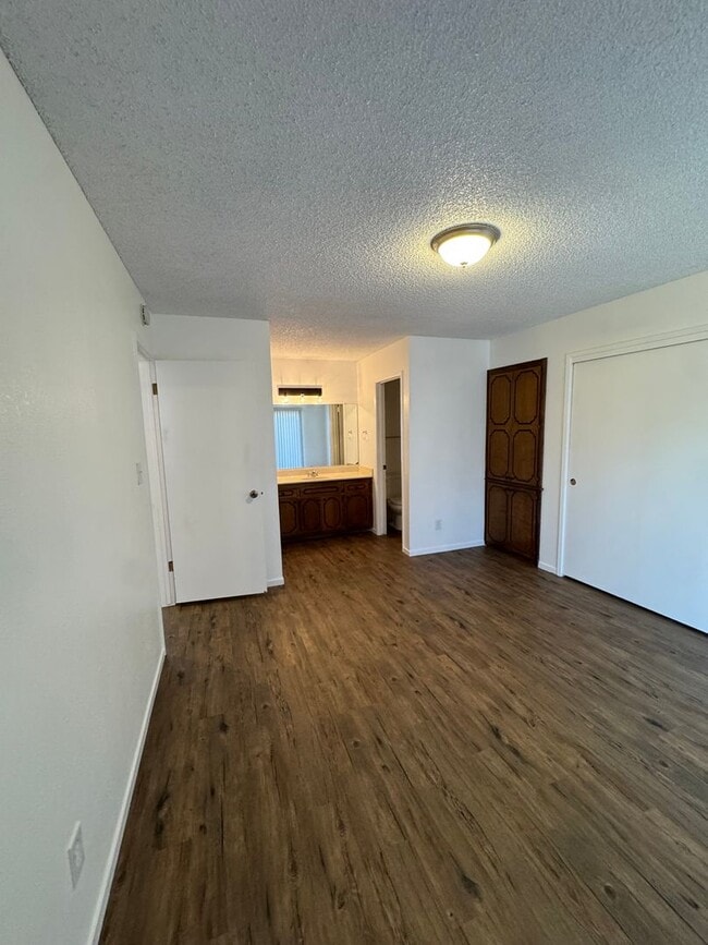 Building Photo - 3951
