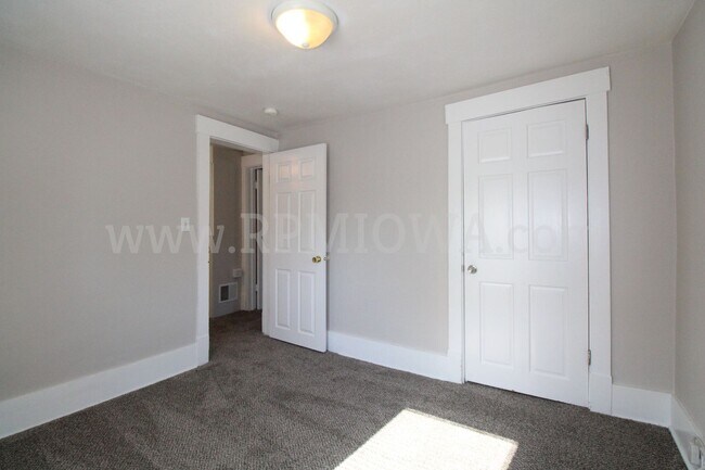 Building Photo - CHARMING!! 3 bedroom, 1.5 Bath Home in Des Moines
