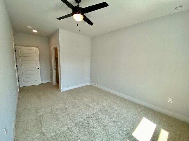 Building Photo - Stylish 3 Bedrooms 2 Bathrooms with Top-Tier Amenities Condo in East Austin!!!