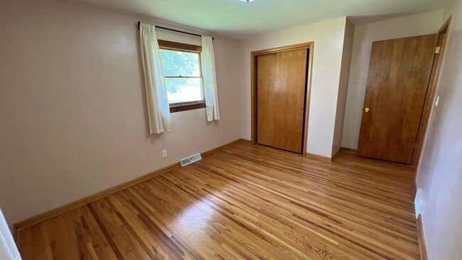 Building Photo - Westerville Ranch overlooking Hoover