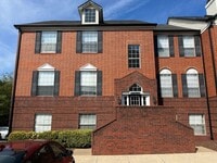 Building Photo - Third Floor Condo Available Now in Leesburg!