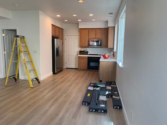 Building Photo - $500 Off The First Month’s Rent!!