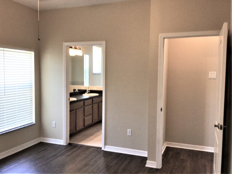 Building Photo - 4004 Knight Ave