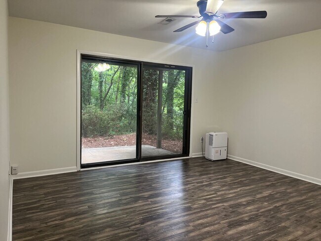 Building Photo - North Raleigh Move-In Ready Condo, On Grou...
