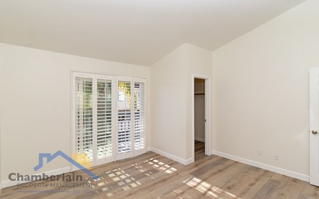 Building Photo - 2 bedroom 1/5 bath in the Village and walk...