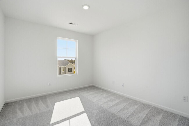 Building Photo - BEAUTIFUL AND READY FOR YOU- NICE TOWNHOME IN ANGIER, NC