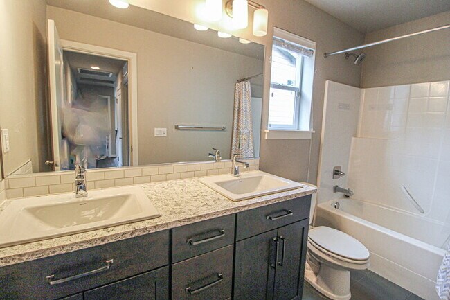 Building Photo - 1418 184th Pl SE