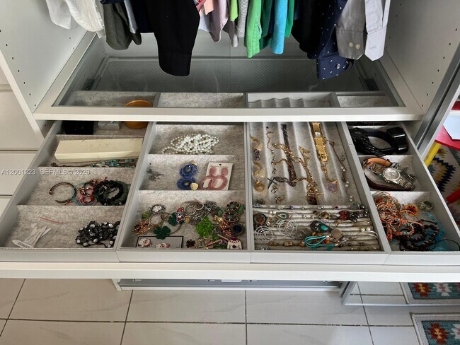 Building Photo - 280 SW 20th Rd