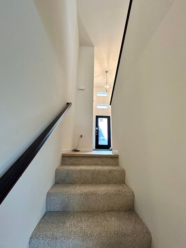 Building Photo - Spacious & Stylish 4-Bed Home with Modern Finishes and Attached 2-Stall Garage