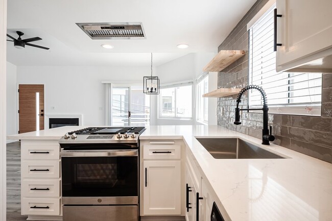 Building Photo - 215 Moonstone St