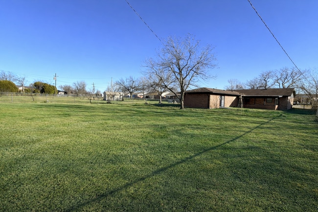 Building Photo - 1323 SE Clover Ln