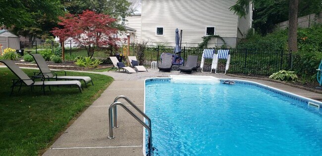 Building Photo - 32 W Circular St