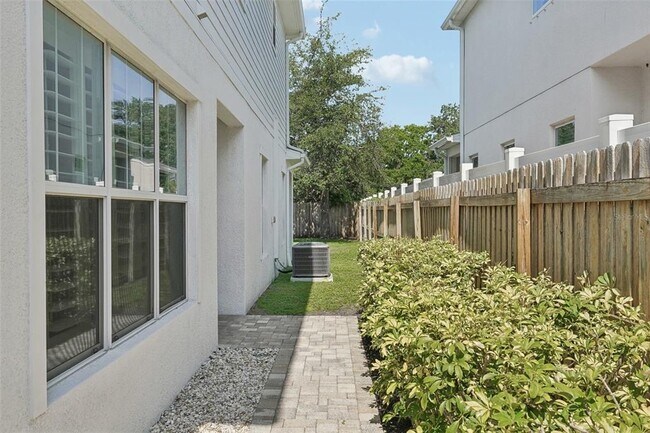 Building Photo - 307 S Arrawana Ave