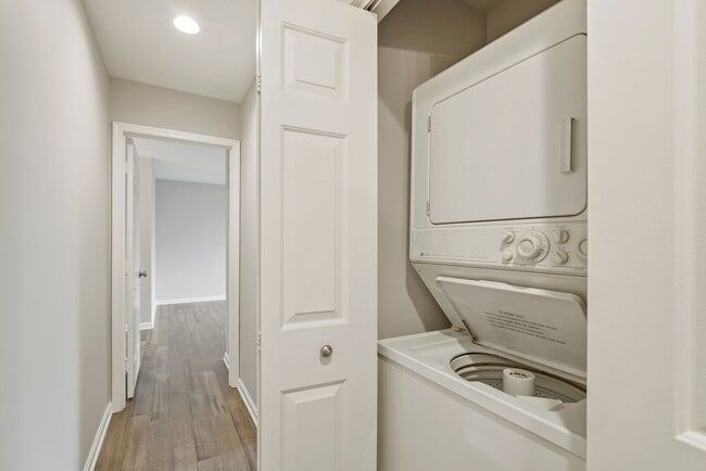 Building Photo - 2815 Lee Oaks Ct