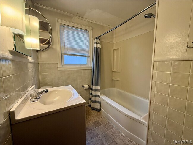 Building Photo - 125 Beryl Dr