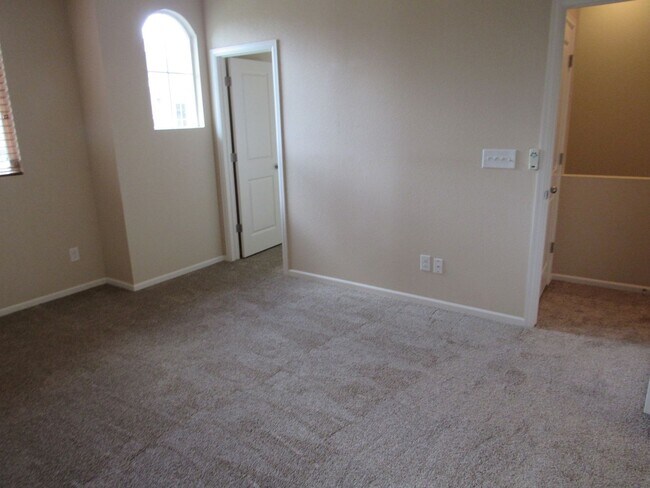 Building Photo - Immaculate Upscale Townhome in fantastic location in Arvada