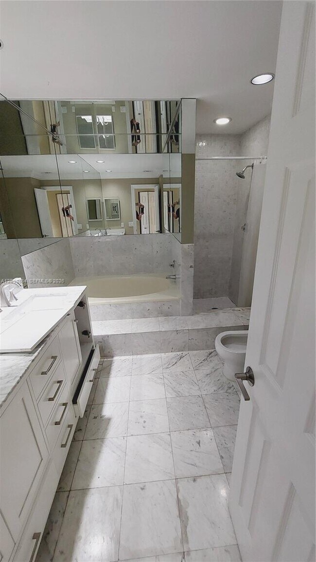 Building Photo - 255 Poinciana Island Dr