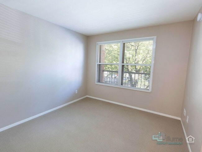 Building Photo - University Park 2 Bd/2 Bth w/parking- water/sewer/trash included!