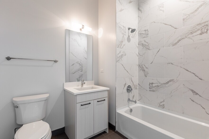 Building Photo - 2250 W Lawrence Ave