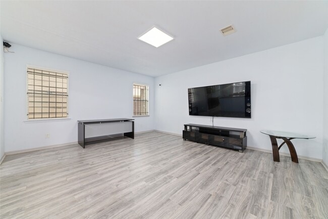 Building Photo - 14710 Branchwest Dr