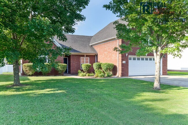 Building Photo - Amazing 3 bedroom home with attached garage!