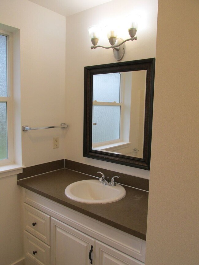 Building Photo - 3 Bedroom House in Burlington