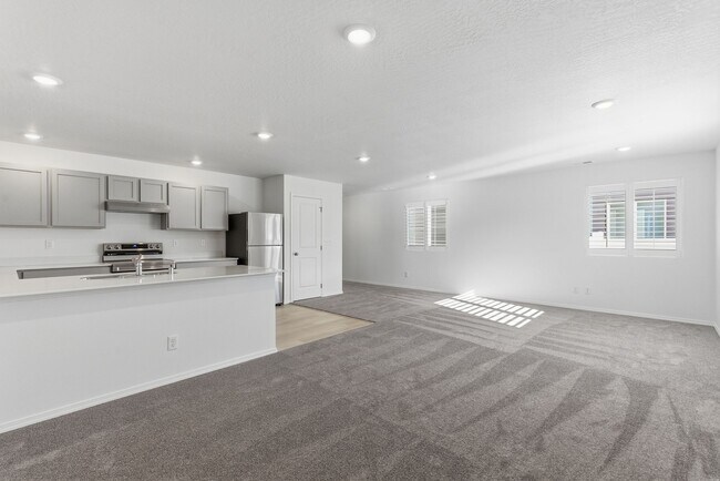 Building Photo - 1334 N Wilhelm Wy