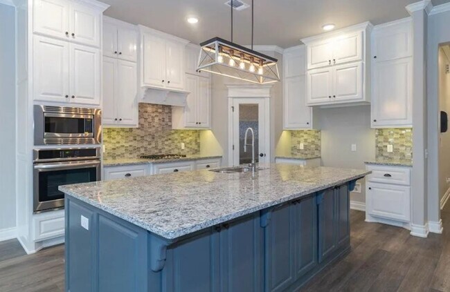 Building Photo - 4BD/3BTH home Minutes from I-35