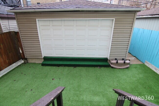 Building Photo - 1339 N Western Ave