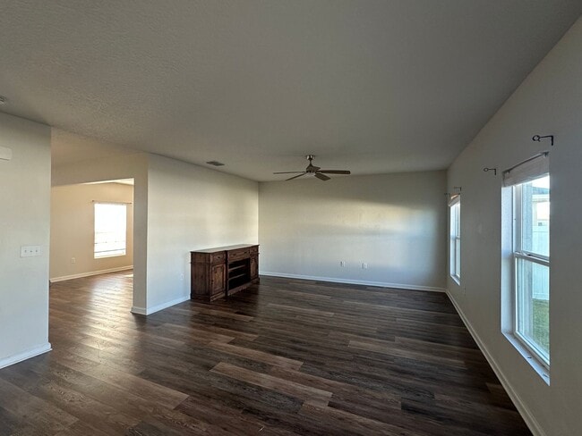 Building Photo - 4 Bedroom 2.5 Bathroom in Winter Haven