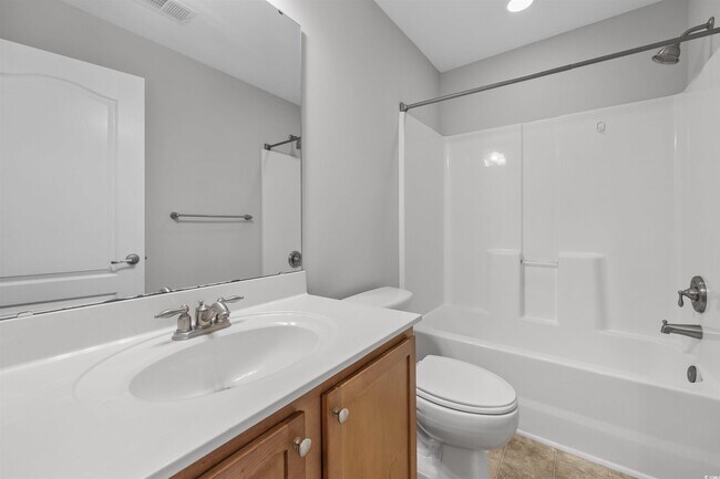 Building Photo - 1060 Fairway Ln
