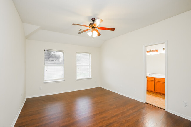 Building Photo - Inviting 3-Bedroom Home