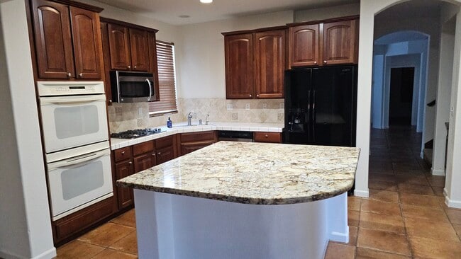 Building Photo - 5012 Crest Dr