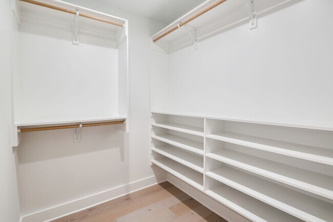 Building Photo - Queen Village Townhome