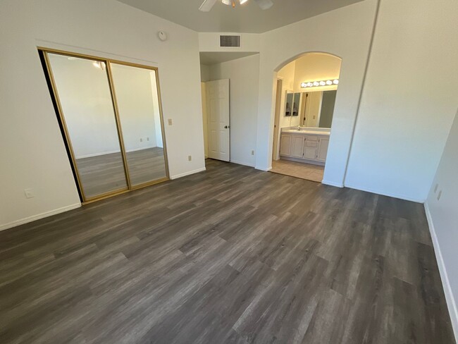 Building Photo - Convenient Eastside location on cul-de-sac